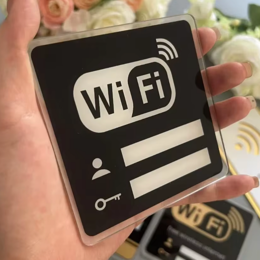 Detalle escritura con rotulador en cartel WiFi metacrilato reutilizable para apartamentos