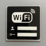 Cartel metacrilato contraseña WiFi reutilizable sobre mesa de alojamiento turístico y Airbnb
