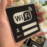 Detalle escritura con rotulador en cartel WiFi metacrilato reutilizable para apartamentos