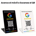Cartel NFC y QR para reseñas de Google en apartamento turístico, color blanco, sobre mesa de salón