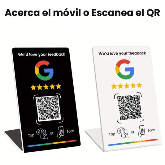 Cartel NFC y QR para reseñas de Google en apartamento turístico, color blanco, sobre mesa de salón